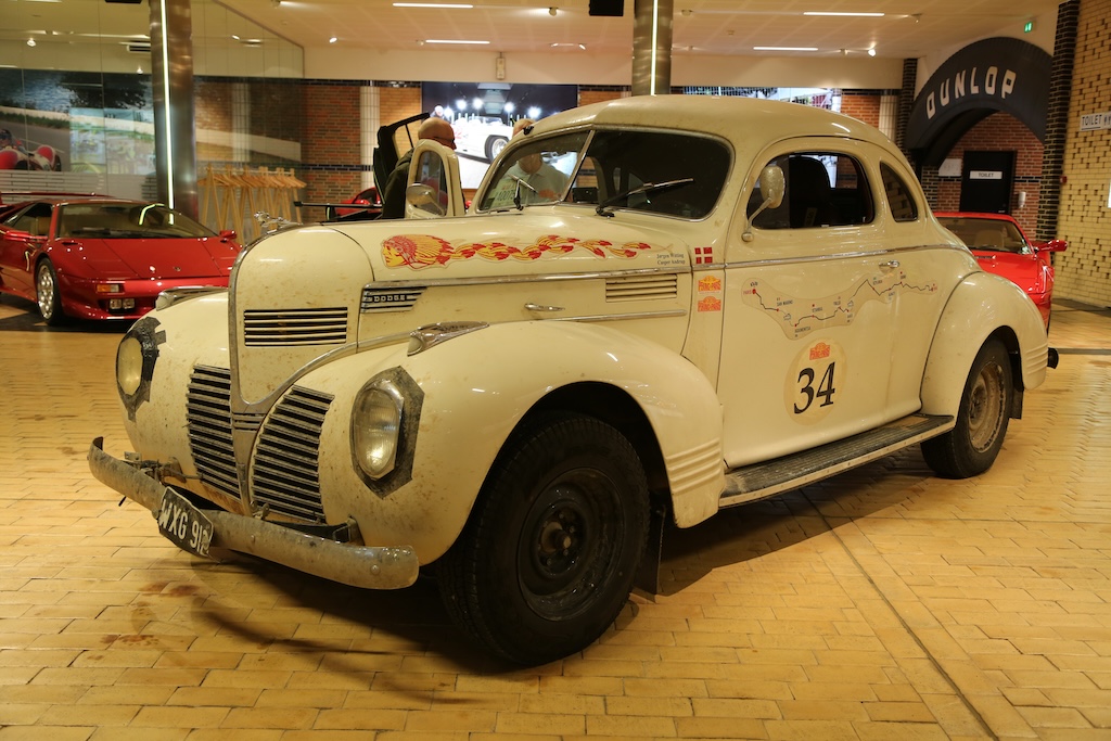 “Med Peking i bakspejlet” eller “Driving the impossible in a Dodge Coupe 1939”
(Foto: Motorsporten.dk)